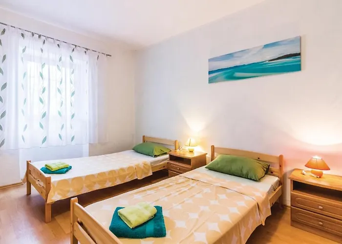 아파트 3 Bedroom Stunning In 풀라