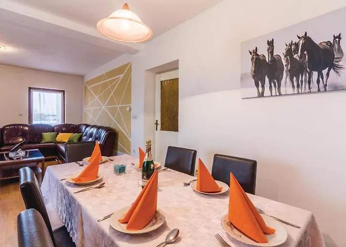 3 Bedroom Stunning In 아파트 풀라