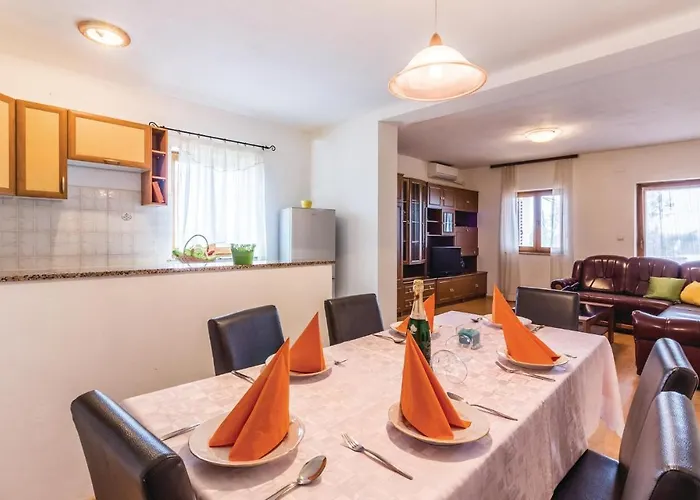 3 Bedroom Stunning In 아파트 풀라