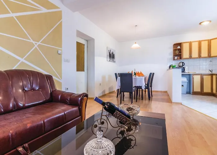 3 Bedroom Stunning In 아파트 풀라