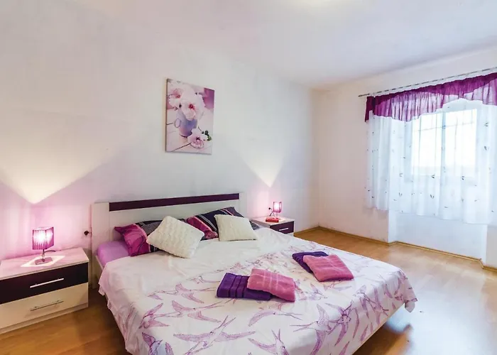 3 Bedroom Stunning In 아파트 *