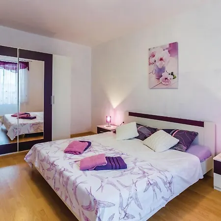 Stunning Apartment In Pula With Wifi *