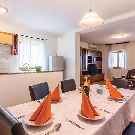Stunning Apartment In Pula With Wifi דירה פולה